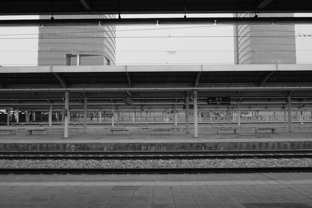 Une photo en noir et blanc d’une gare