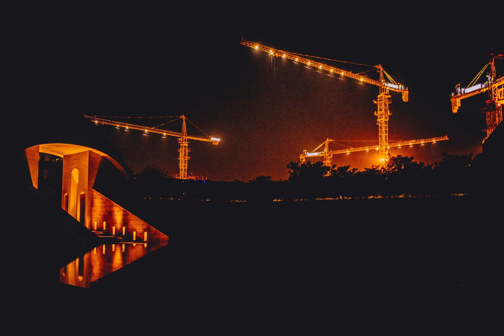 gray computer monitor