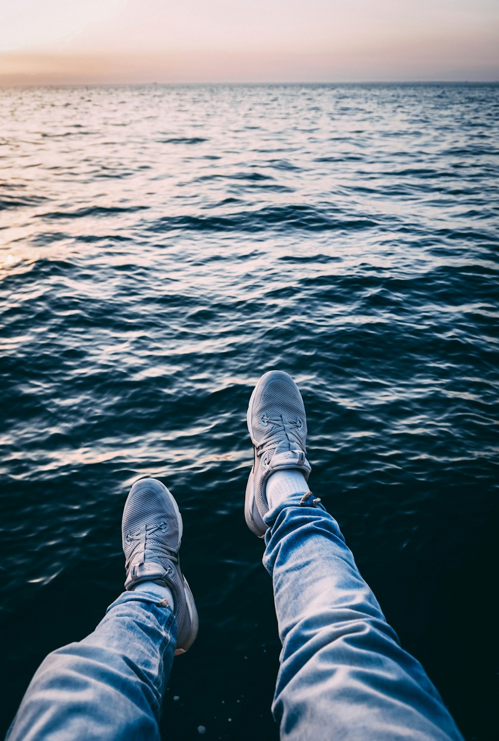Foto persona con zapatillas cerca del agua – Imagen Tesalónica gratis en  Unsplash