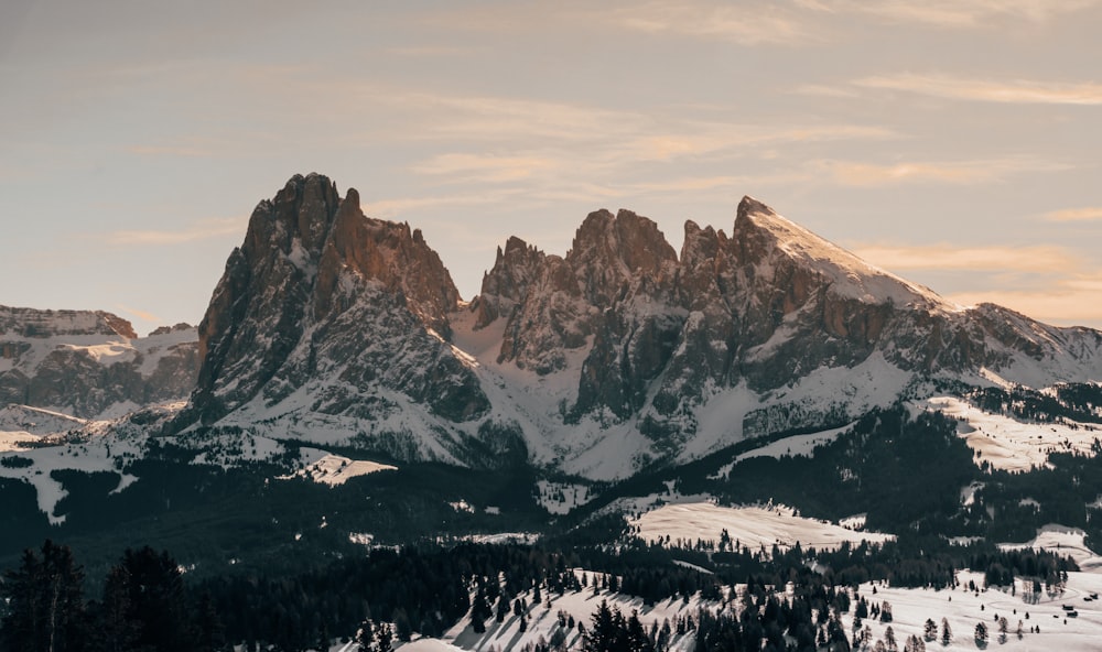 Berg unter weißem Himmel