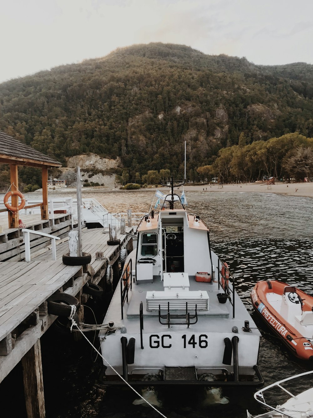 Weiße Yacht legt tagsüber in der Nähe von Mountain Hill an