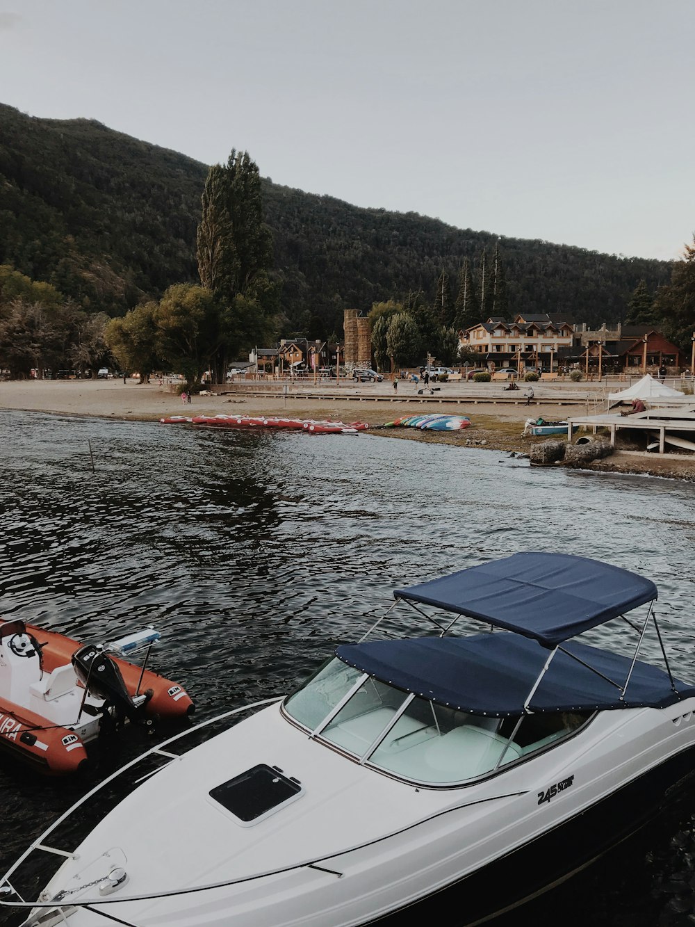 Weißes und schwarzes Motorboot in der Nähe von Mountain Hill