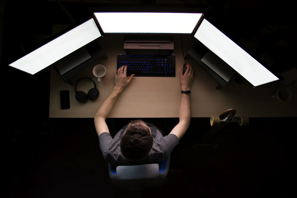 Artisan consultant un logiciel de devis sur ordinateur