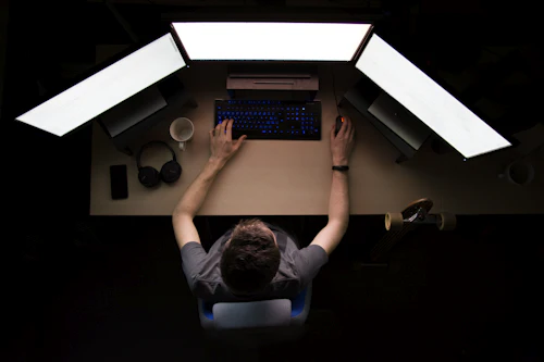Không gian văn phòng công nghệ hiện đại, minh họa bài so sánh laptop