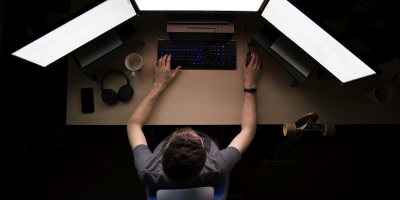 photo-1550439062-609e1531270e