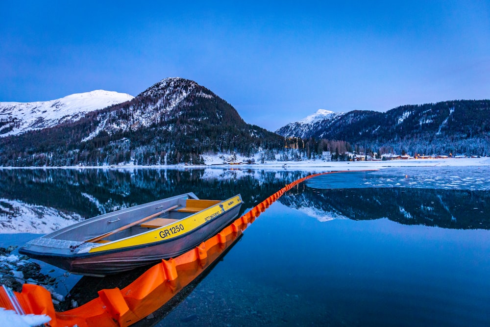 Braunes und gelbes Ruderboot in der Nähe von Mountain Hill unter blauem Himmel