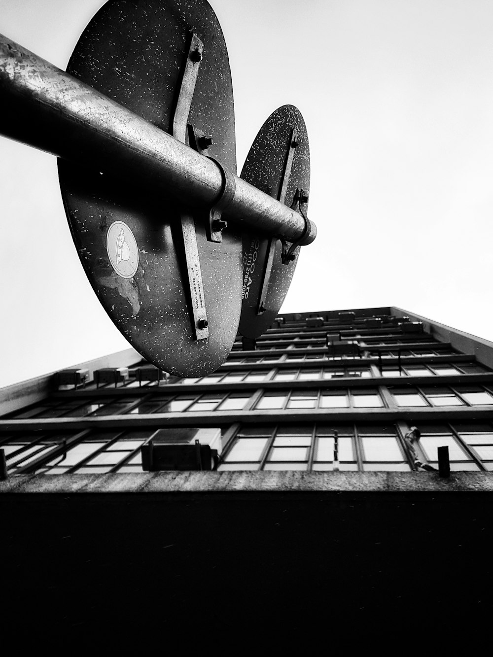 Bâtiment de photographie en niveaux de gris