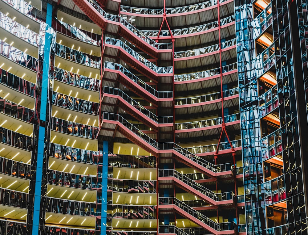 Fotografía de ángulo bajo del interior del edificio