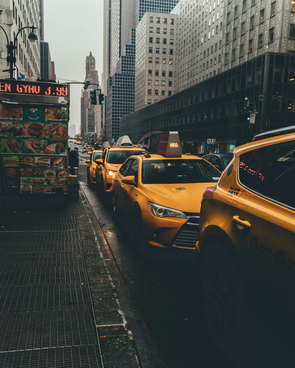 Taxis en carretera durante el día