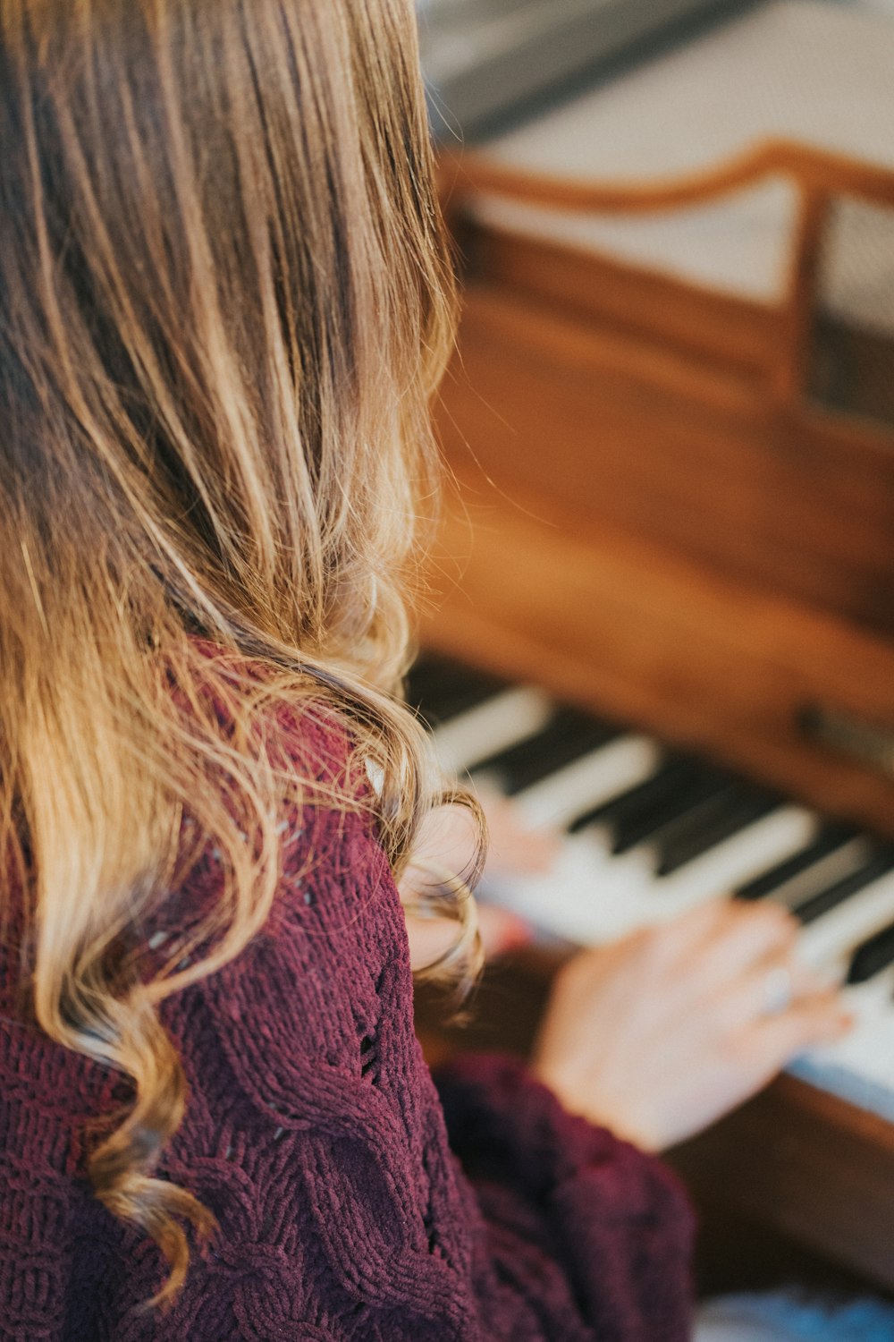 Foto mujer tocando el piano – Imagen Piano gratis en Unsplash
