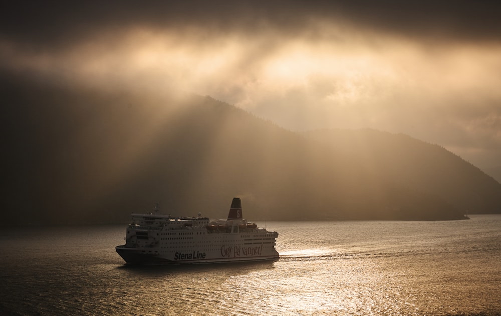 Barco blanco cerca de Mountain Hill