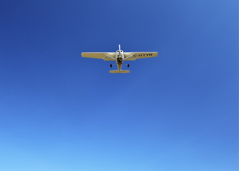 Monoplano blanco en vuelo