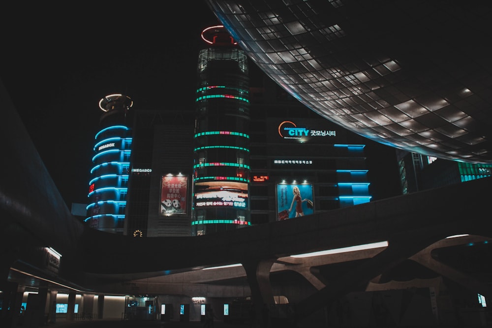 Fotografía de rascacielos iluminados durante la noche