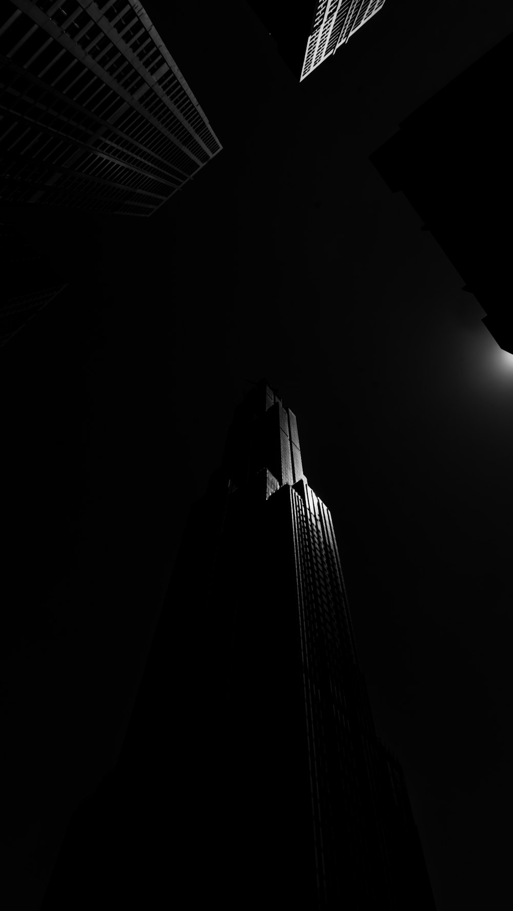 Photographie en niveaux de gris et en contre-plongée d’immeubles de grande hauteur