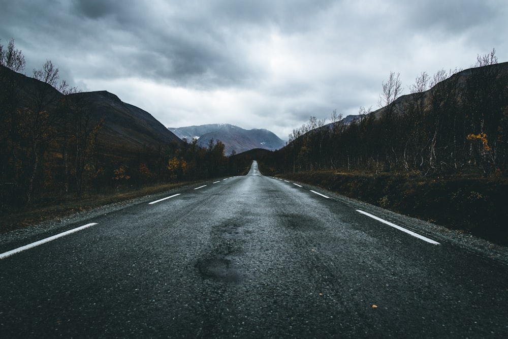 route vide pendant la journée