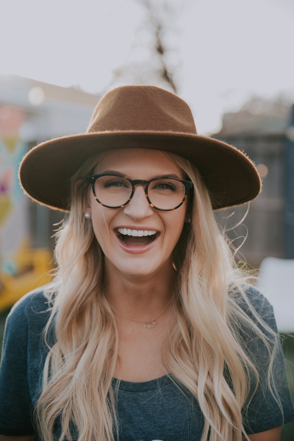 fotografía de enfoque selectivo de mujer sonriente con sombrero marrón