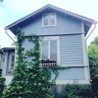 Finished aanbouw blending seamlessly with the original house, featuring blue trim.