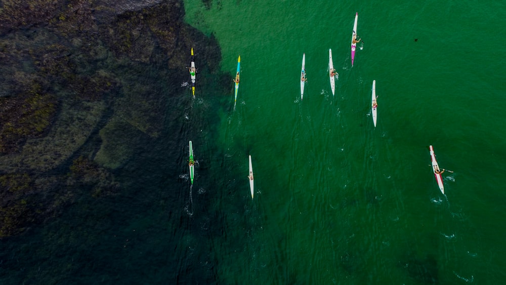 Fotografía de ángulo alto de barco en el cuerpo de agua