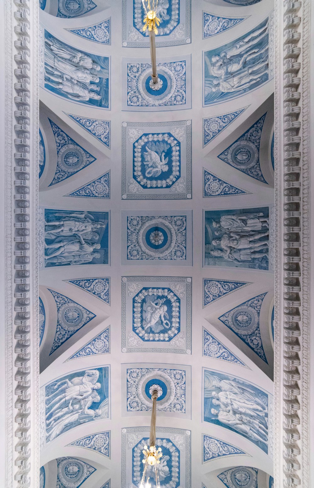 Il soffitto di una chiesa con un design blu e bianco