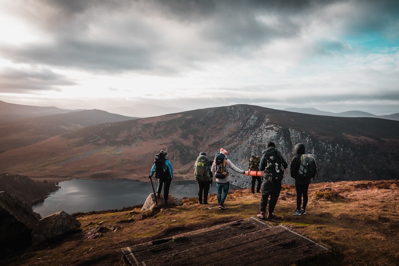 rombongan open trip aman dipandu guide bersertifikat di jalur gunung