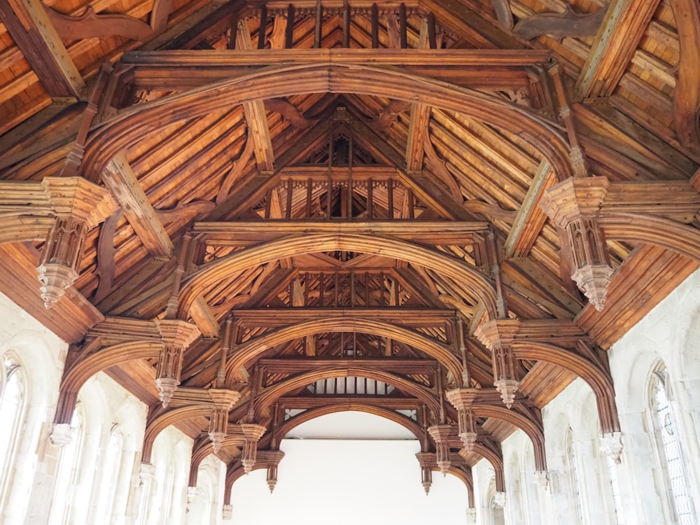 un grand bâtiment en bois avec un plafond voûté