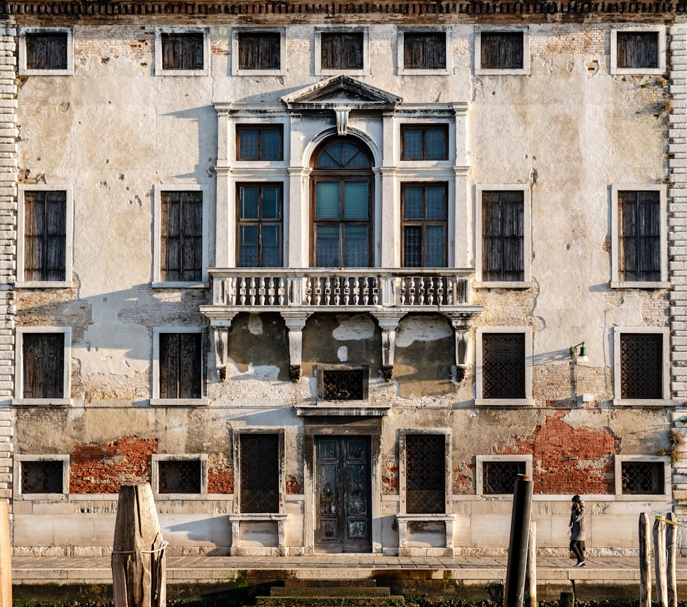 edificio in cemento bianco durante il giorno