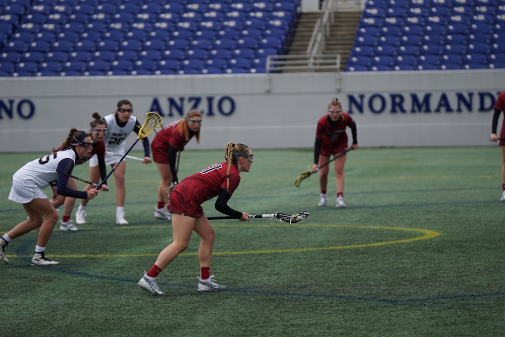 Frau spielt Lacrosse auf dem Feld