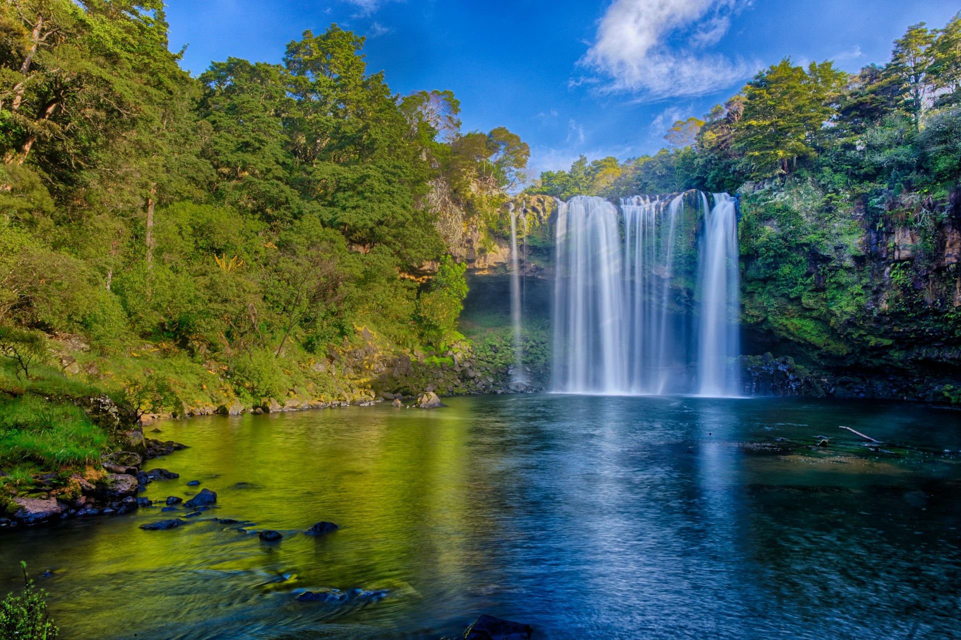 waterfall during daytime \