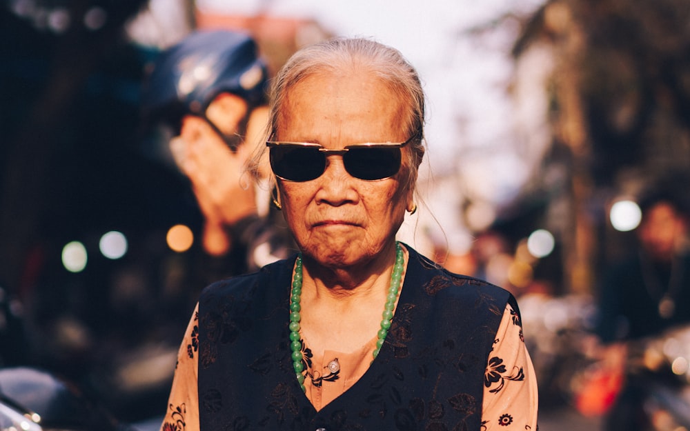 Foto mulher usando óculos escuros e óculos de sol – Imagem de Vietname  grátis no Unsplash