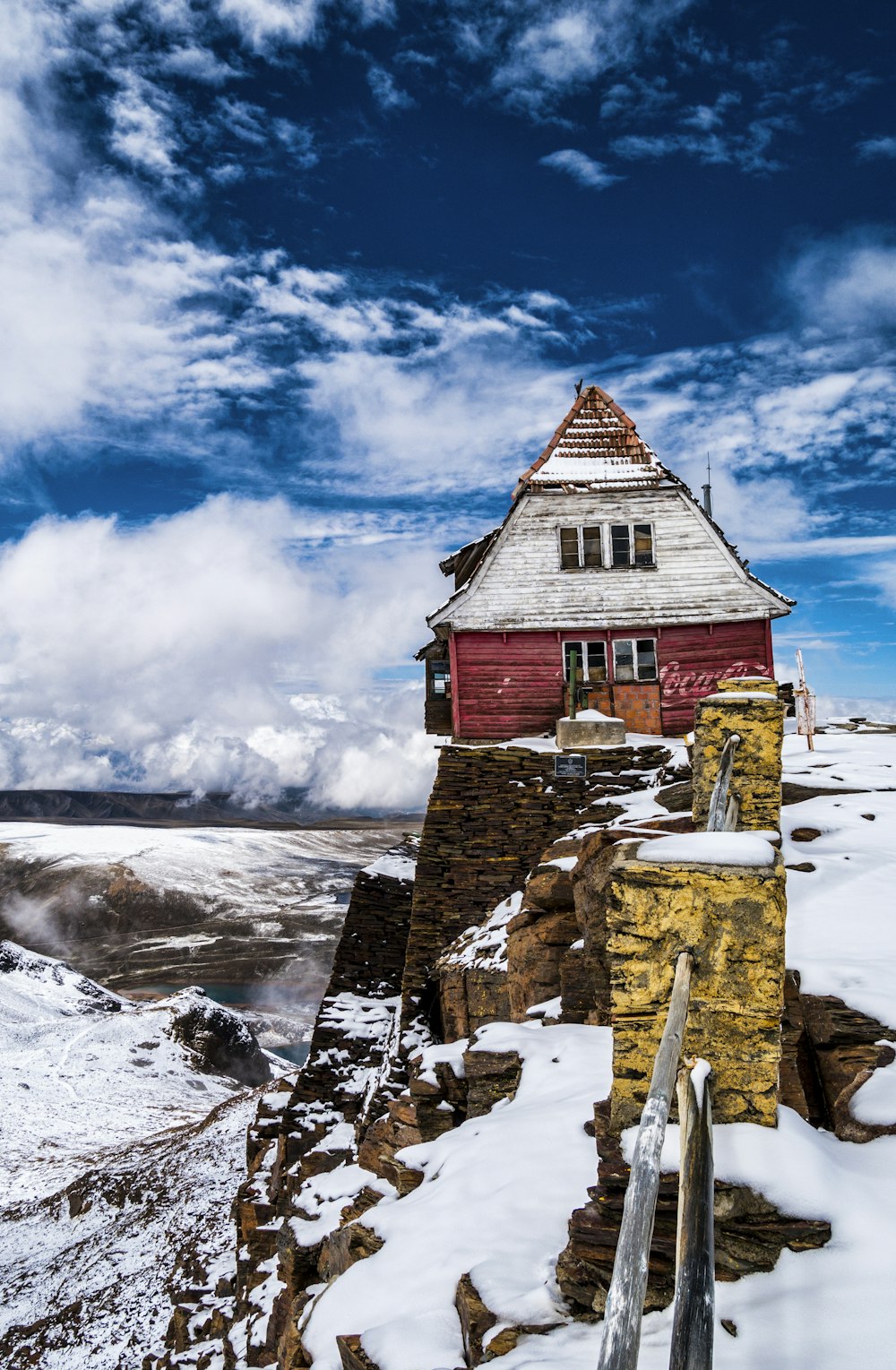 maison blanche et rouge sous le ciel bleu et nuage blanc pendant la journée