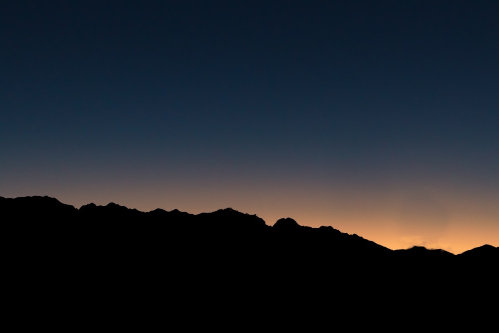 silhouette de montagne pendant l’heure dorée