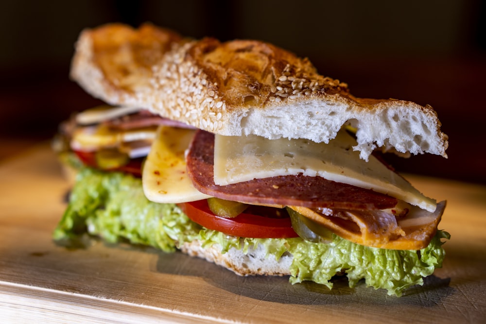 sanduíche de presunto e queijo