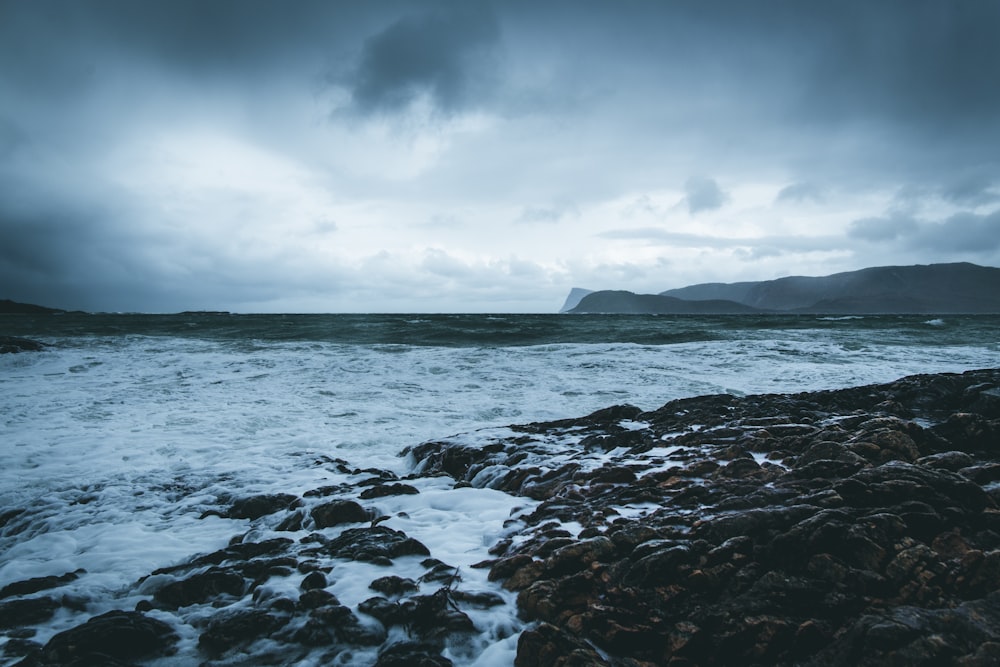 ocean wave splashing on rock during daytime