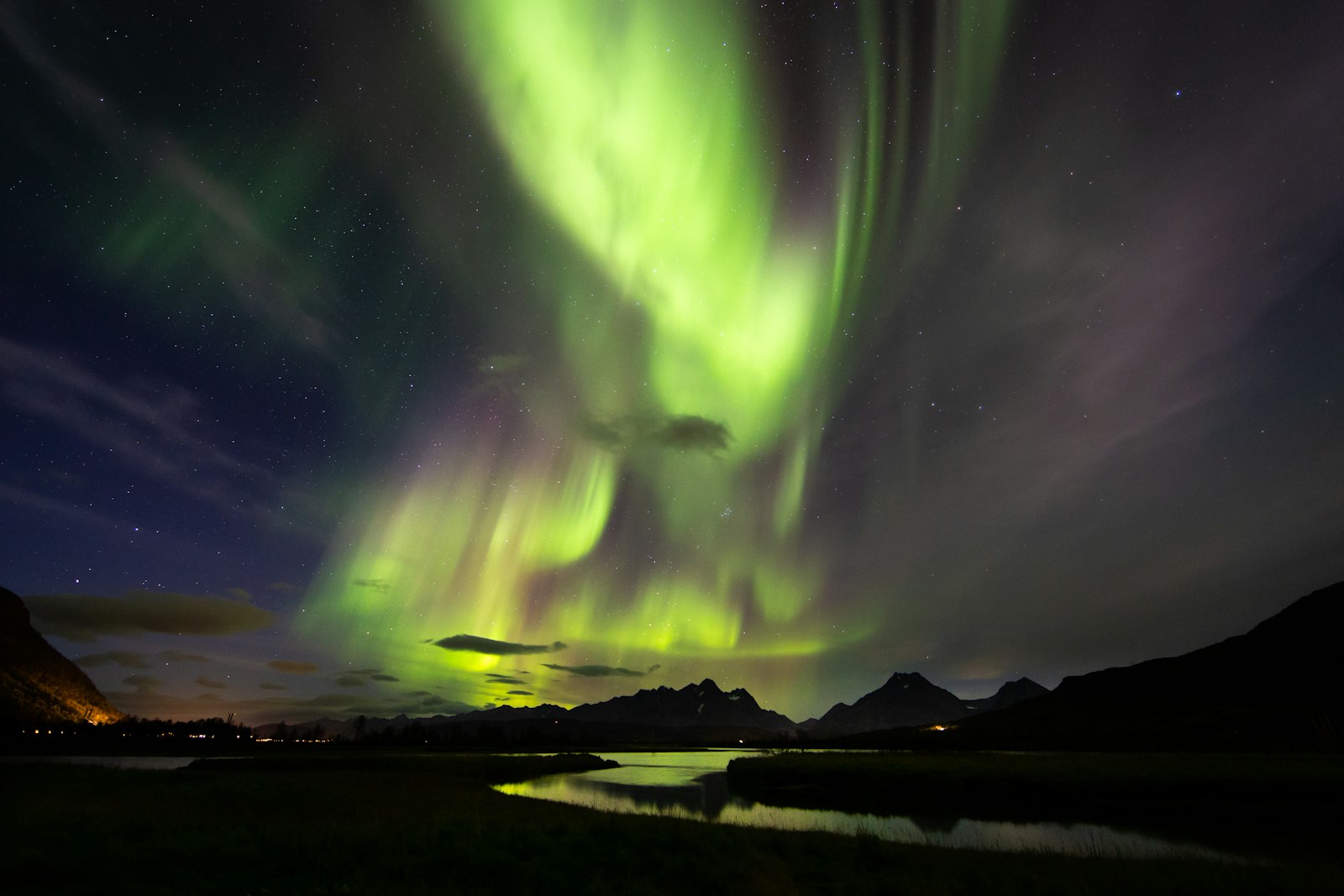 Canon EOS 6D + Canon EF 14mm F2.8L II USM sample photo. Aurora over body of photography