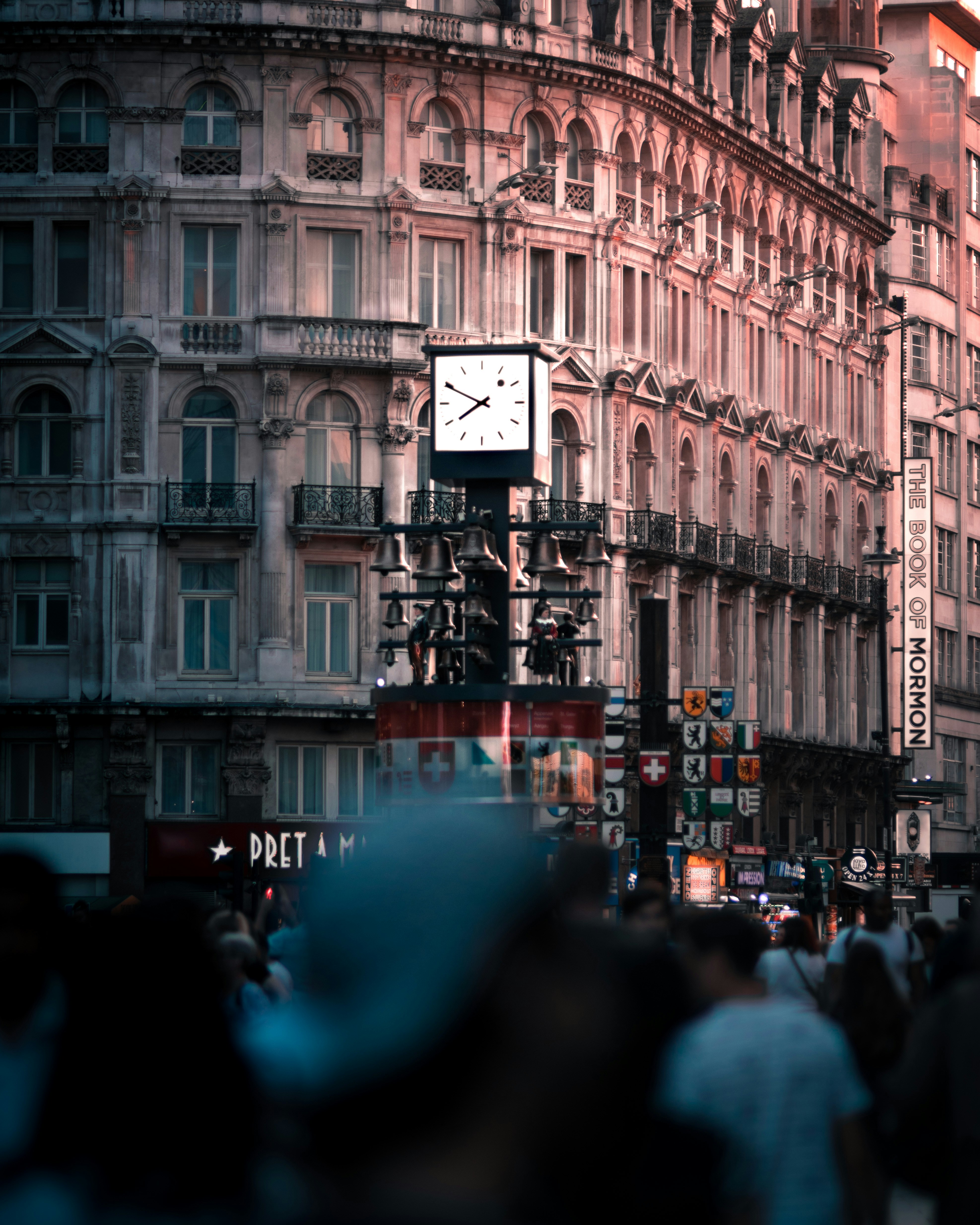 Photo by lachlangowen