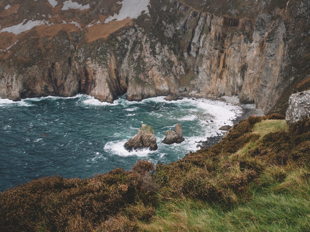 Montaña de roca cerca del cuerpo de agua