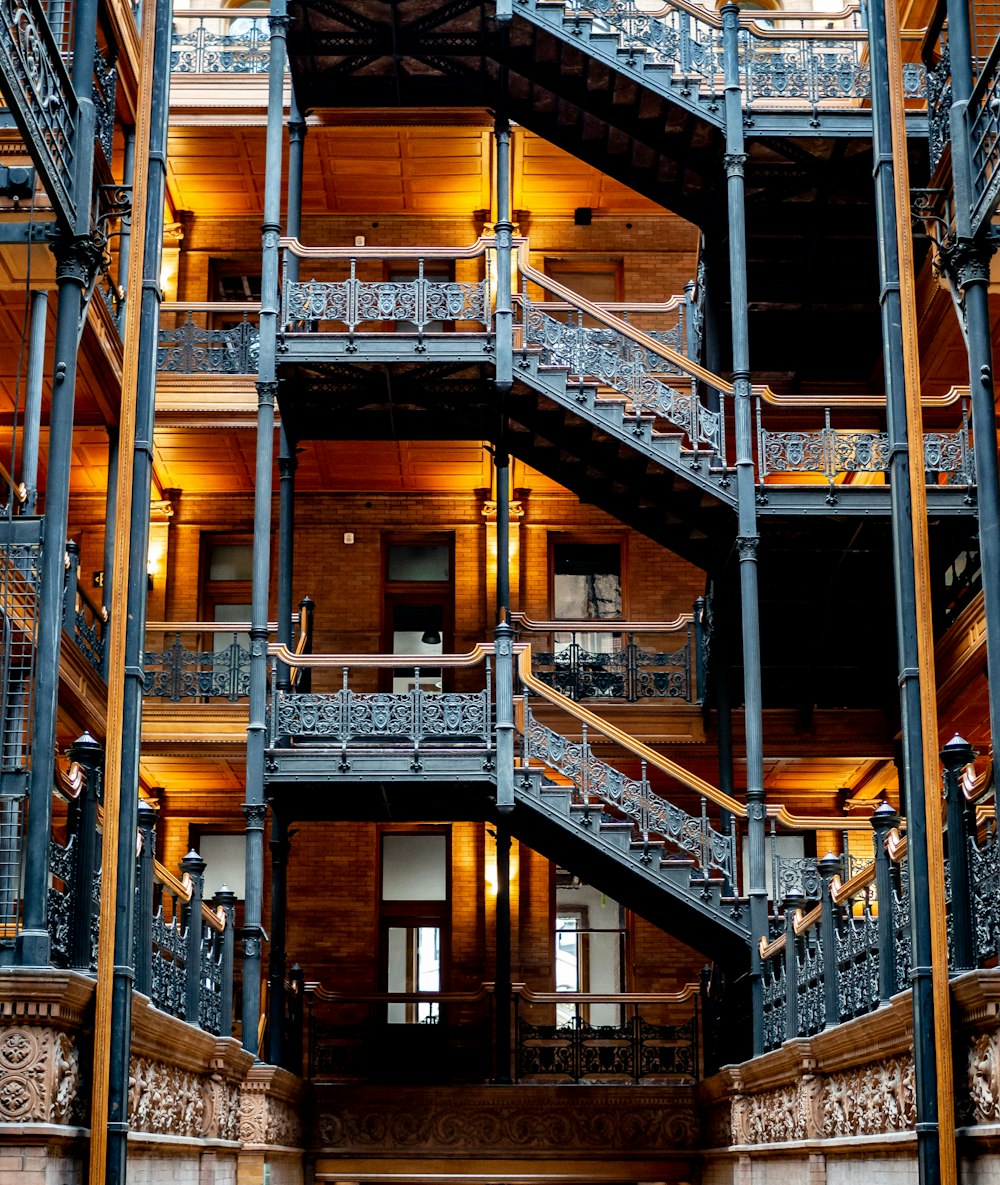 Bâtiment en bois bleu et or