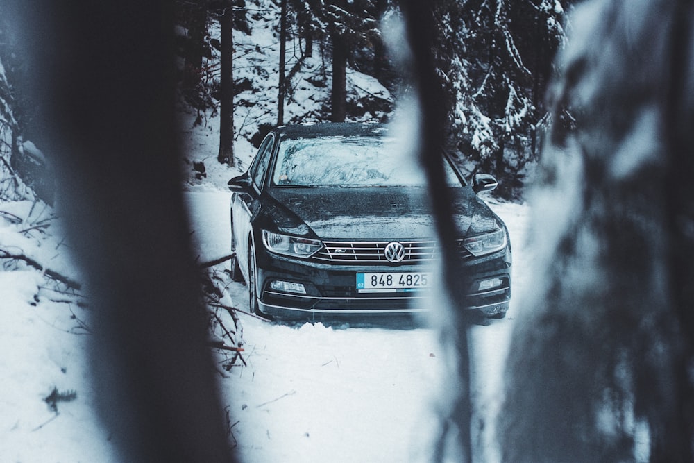schwarzer Volkswagen auf Schneefeld