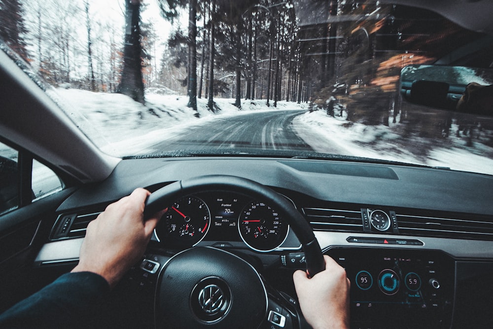 personne conduisant un véhicule Volkswagen