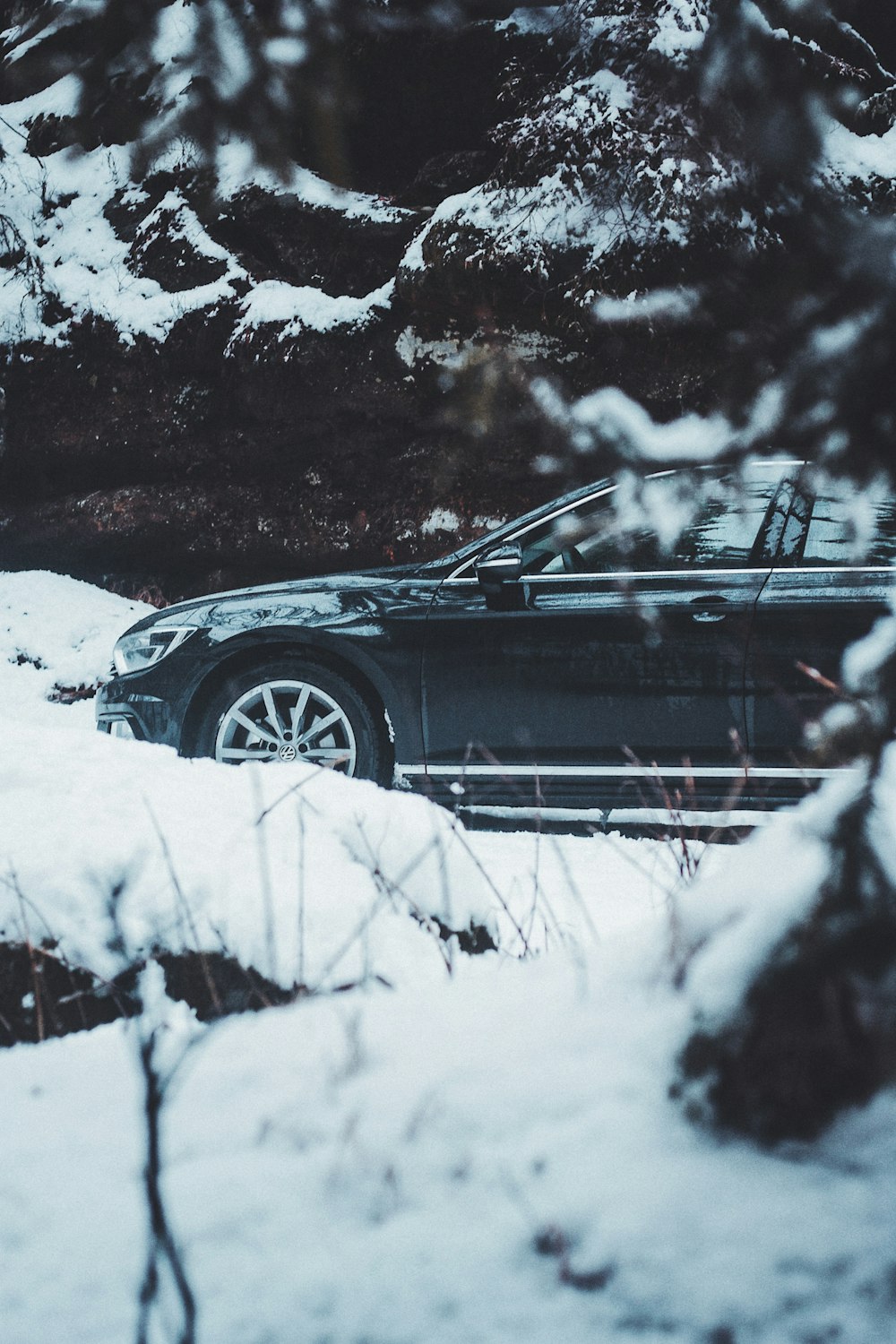 schwarze Limousine mit Schnee bedeckt