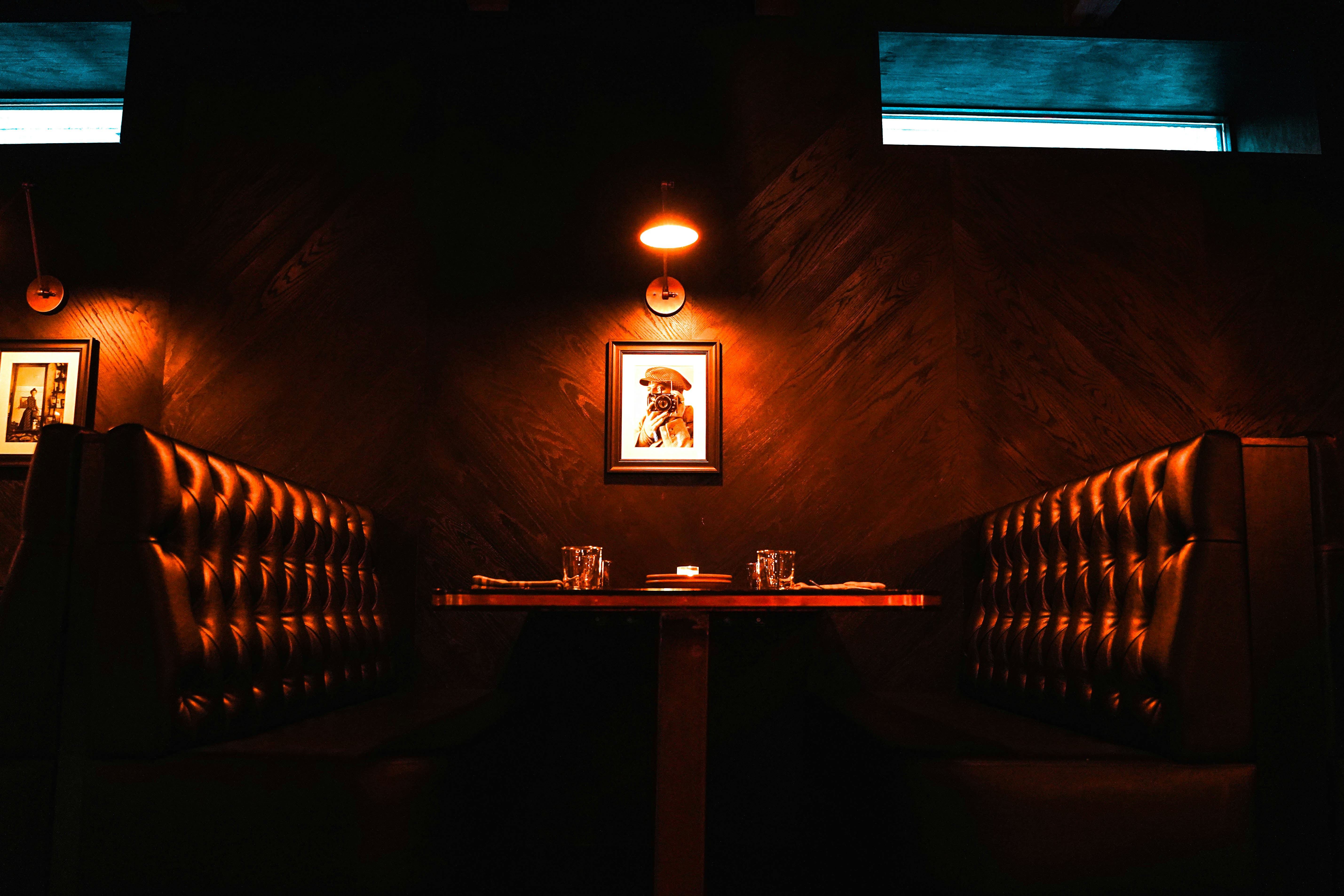 https://images.unsplash.com/photo-1550520293-d34b3f2e116d?ixid=M3w2MjYzNjJ8MHwxfHNlYXJjaHwxMHx8YmFyfGVufDB8MHx8fDE3ODA2NzkxMTB8MA&ixlib=rb-4.1.0