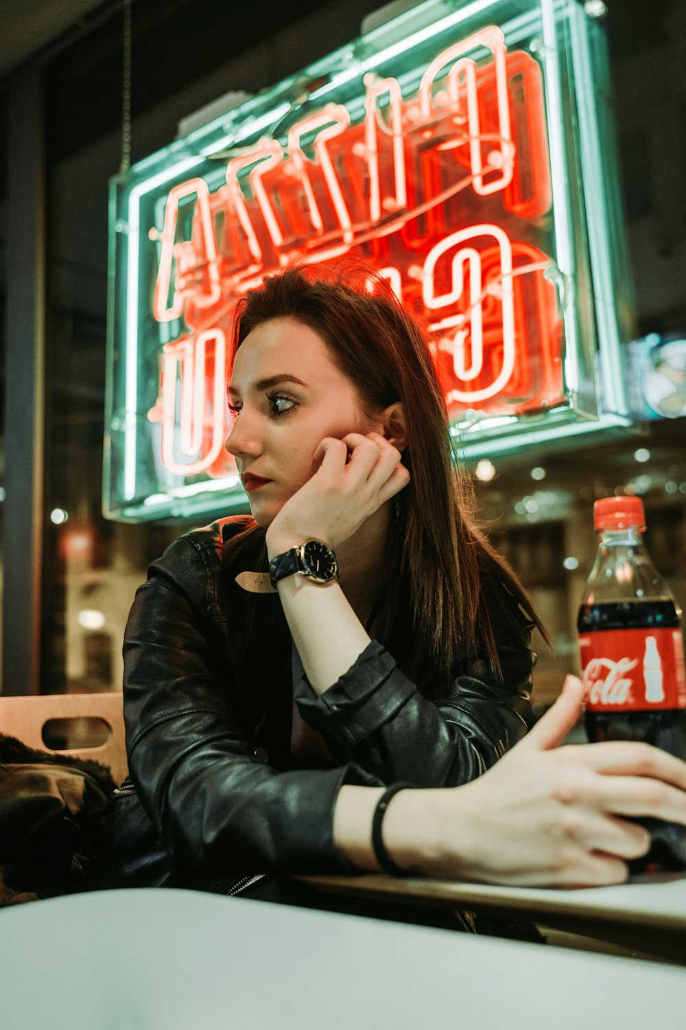 femme tenant une bouteille de Coca-Cola