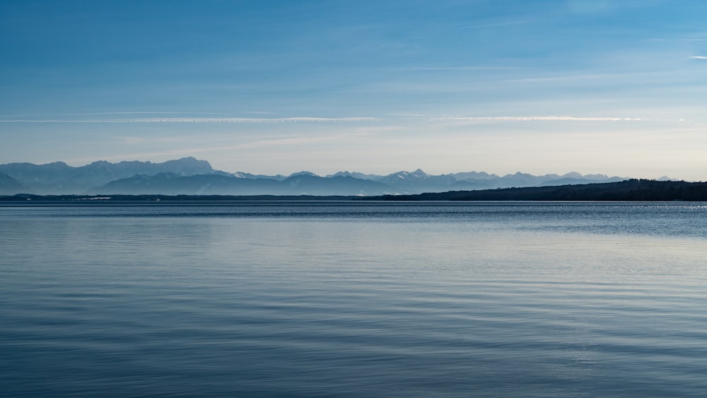 Ruhiges Meer unter blauem Himmel während des Tages