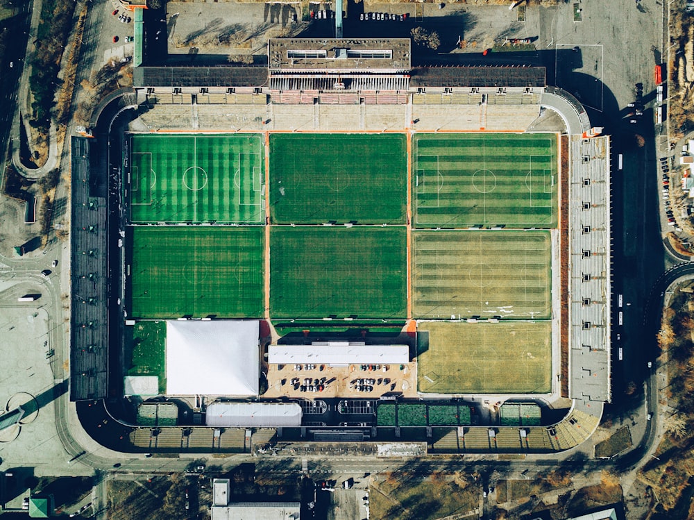 Campo de esportes verde