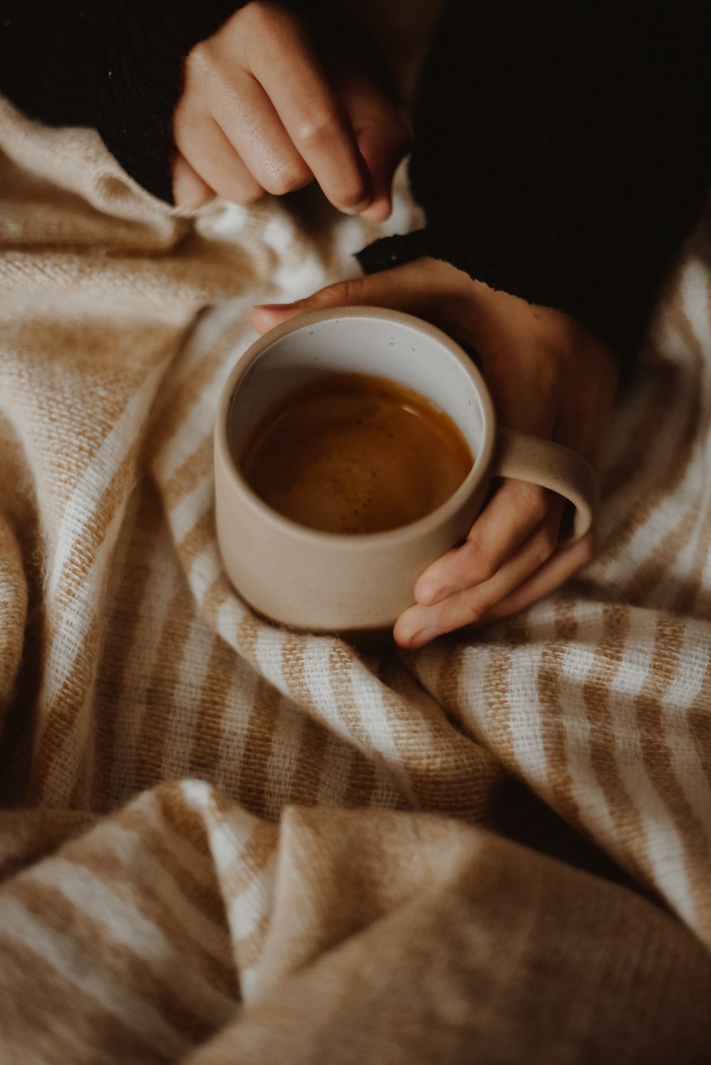 caffè in una tazza marrone