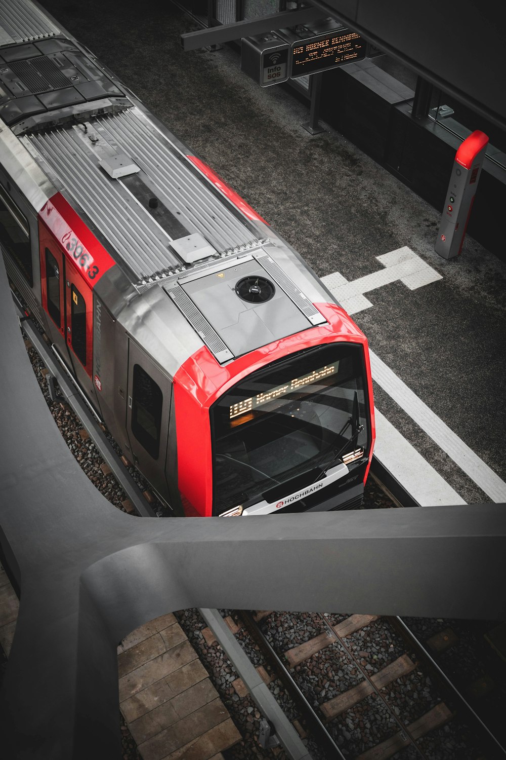 Tren rojo y gris en la vía del tren