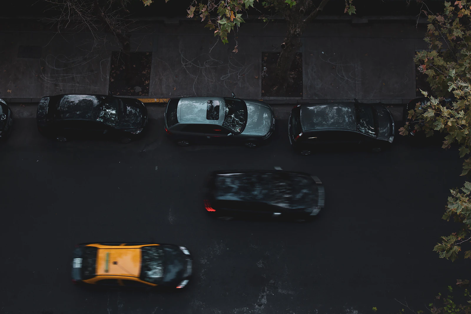 Vehículos estacionados en una calle de Buenos Aires