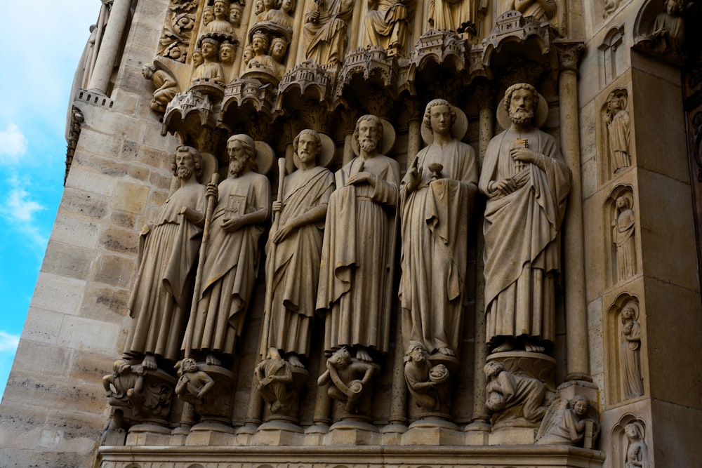 Esculturas de hombres en alto relieve