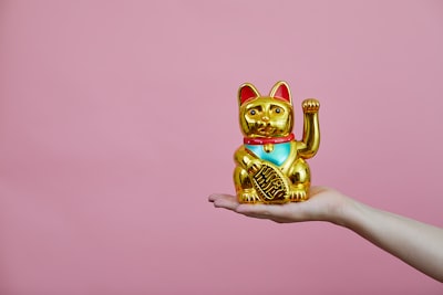 gold maneki-neko luck google meet background