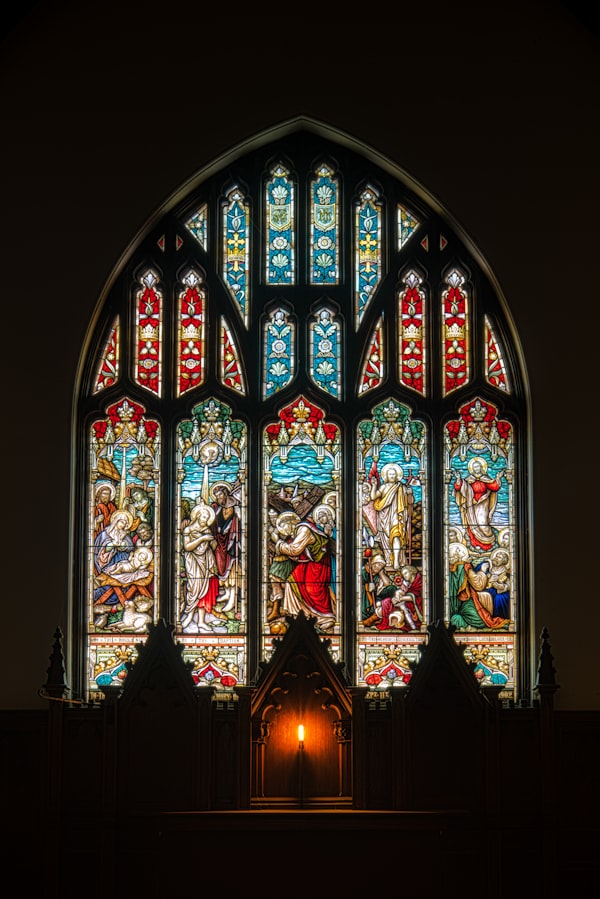 Blauw en rood glas-in-lood detail